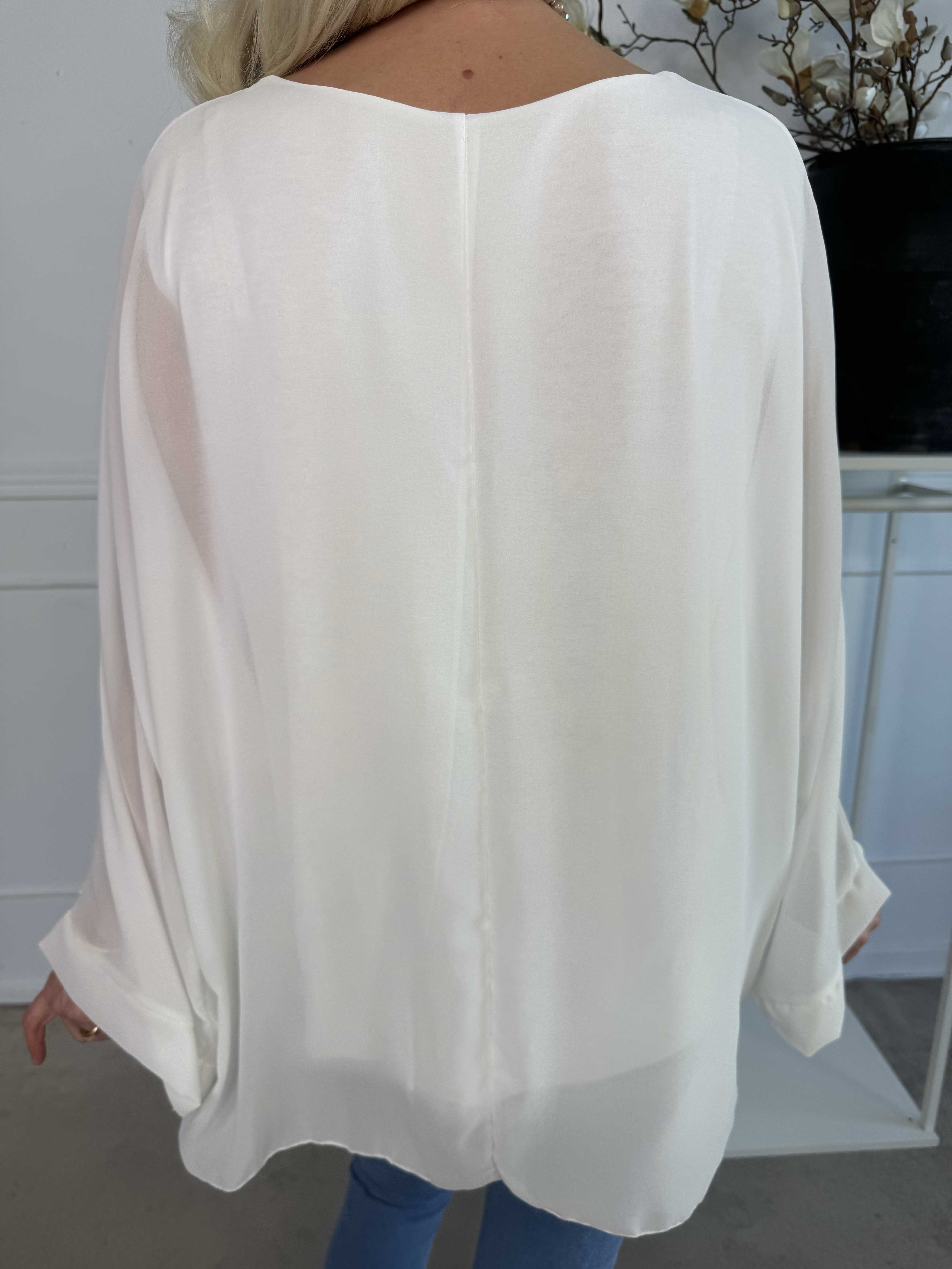 Flores - Tunika med chiffonglager och halvgenomskinliga ärmar